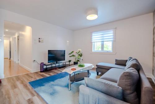 McMasterville Apartment | Nice River & Mountain View+4 Beds+Free parking