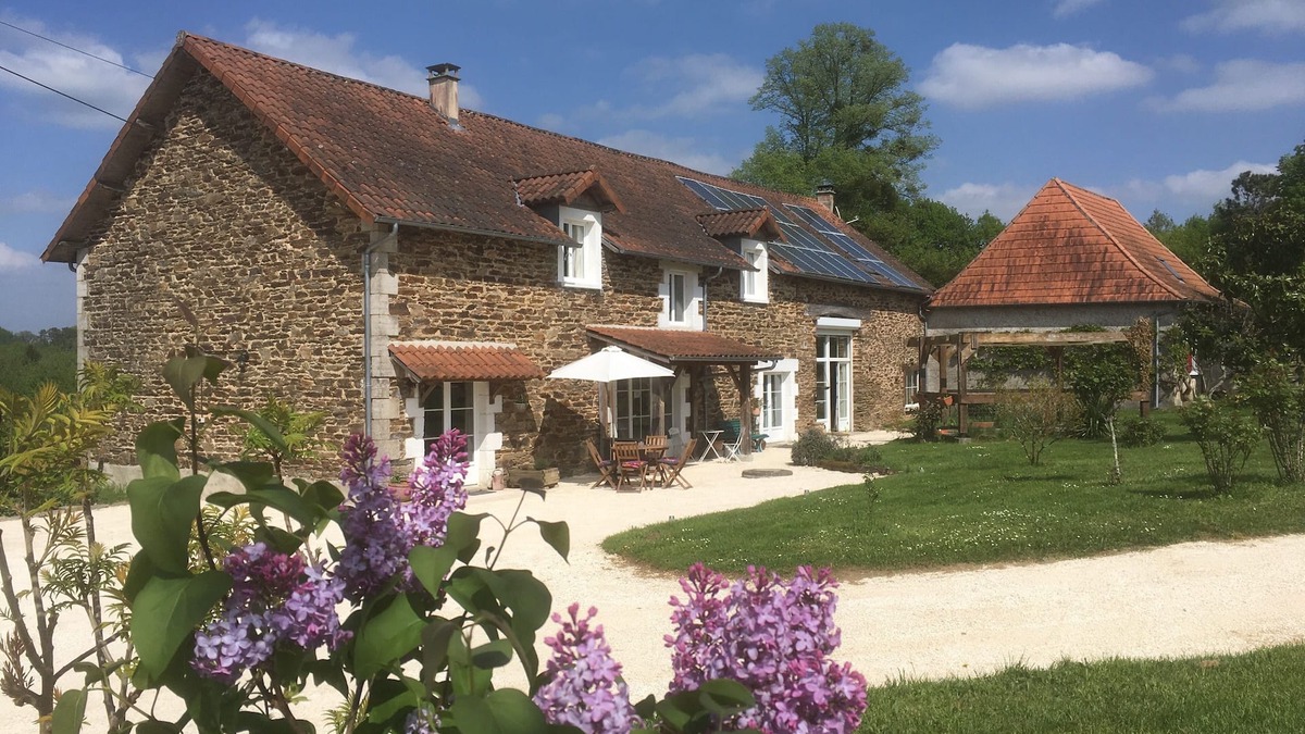 Chalais Bed & Breakfast | Nice room (2/4) in the old farm