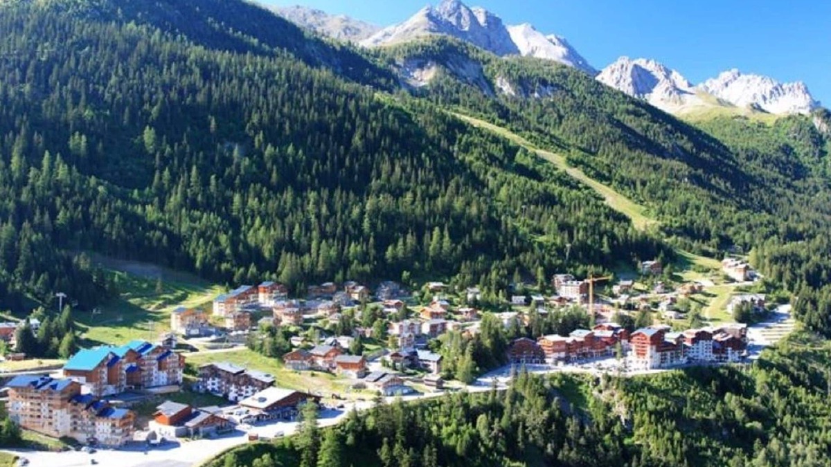 Valfrejus Ski Chalet | Nice sea-view apartment with pool