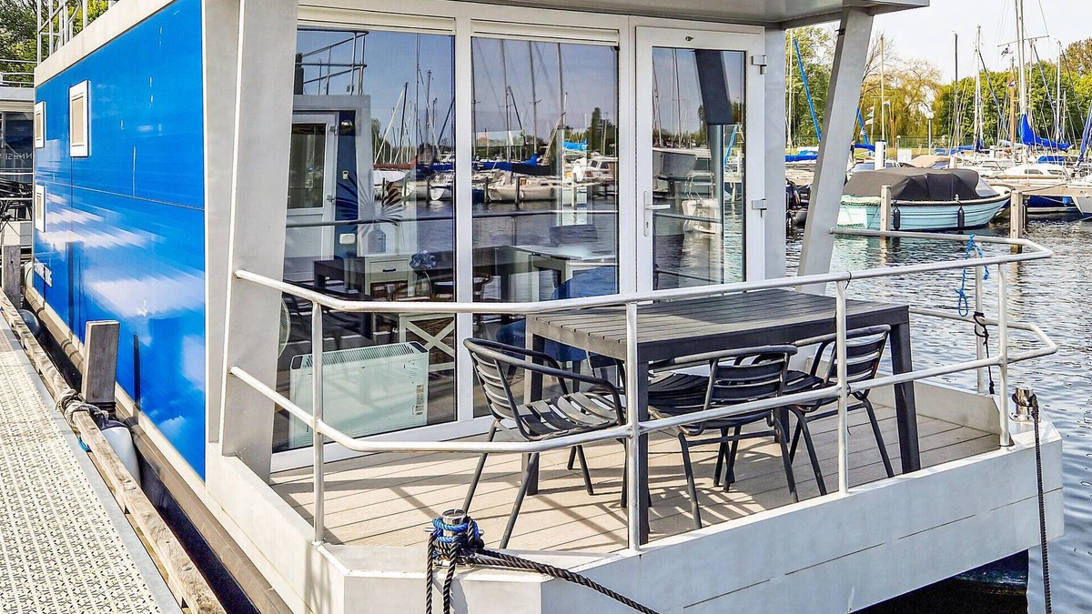 Naarderbos Boat Rental | Nice ship in Naarden with harbor view