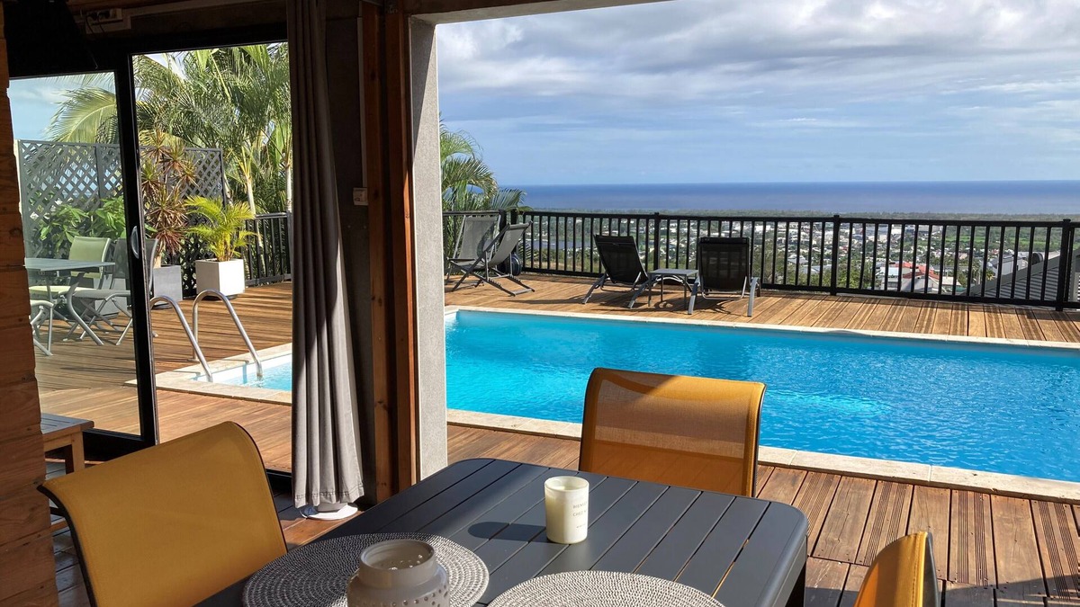 L'Etang-Sale Apartment | Nice Studio with private swimming pool and sea landscape
