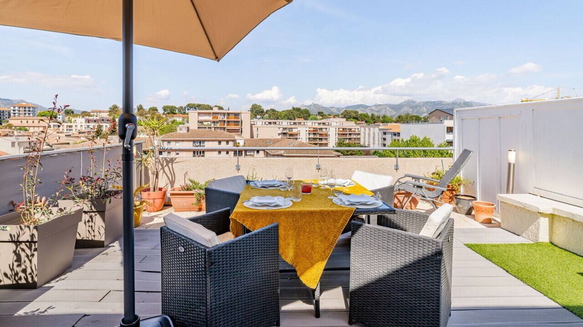Aubagne Apartment | Nice T2 - large terrace and view on the Garlaban