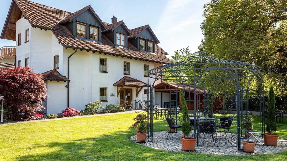 Neufrach Apartment | Nice Vacation Apartment 6 on "Trostelhof" with Balcony, Shared Garden & Wi-Fi