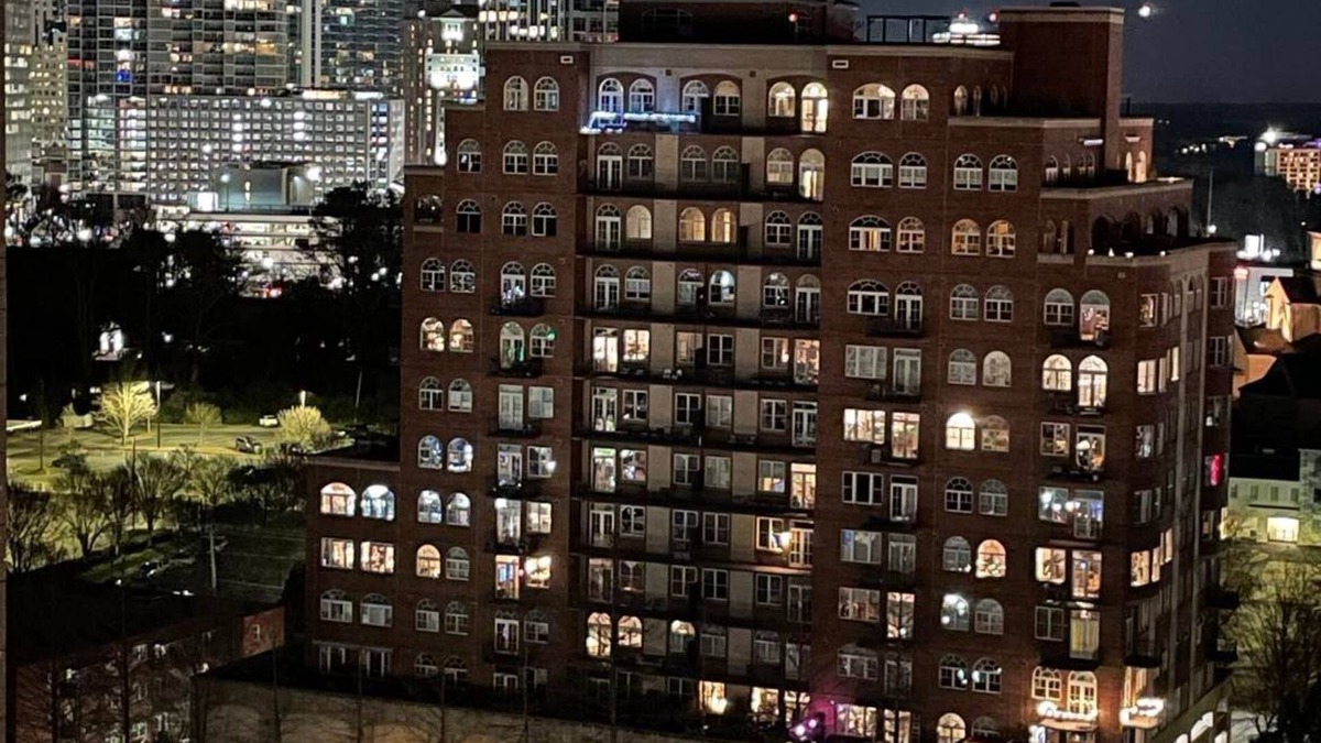 Buckhead Village Apartment | Nice1 bedroom,1 bath in High rise building with office space