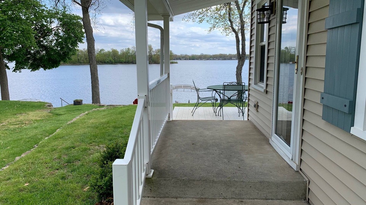 North Webster House | Nicely Appointed, Comfy Cottage ON THE LAKE with Awesome Views - Sleeps 10