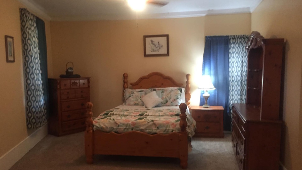 Abingdon House | Nicely Decorated and Cozy Suite in a House
