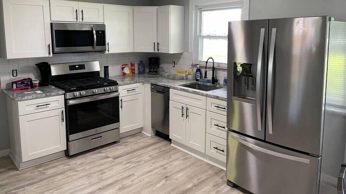 Huron House | Nickel Plate Beach Area - 4 Bedroom 3 Bath - Walk to beach!