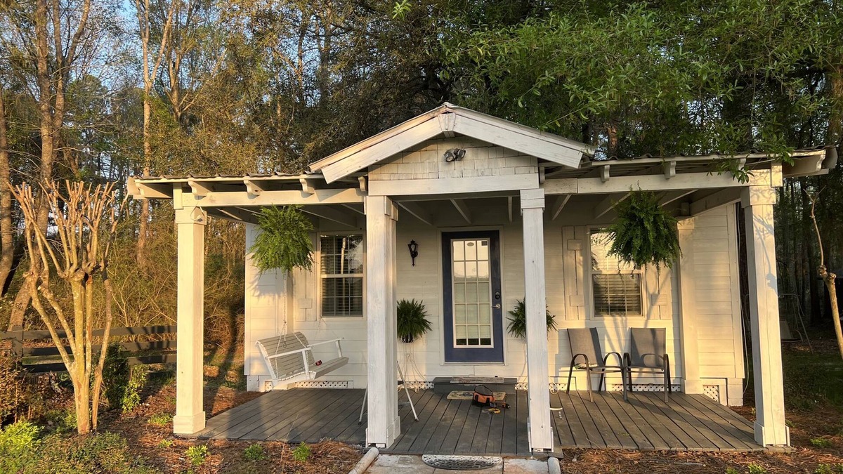 Hartsfield Cottage | Nico's Cottage: Nestled in the woods next to DeMott Lakeside