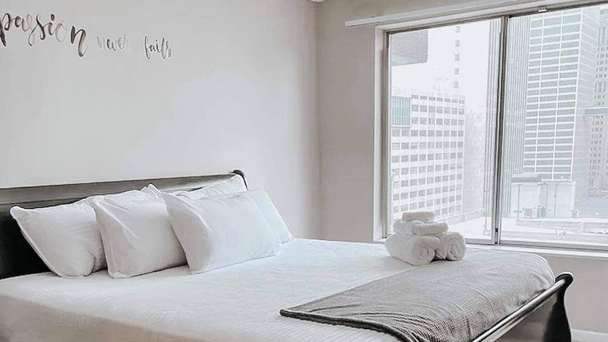 Downtown Detroit Apartment | Nightlife/ Water View w/ King bed