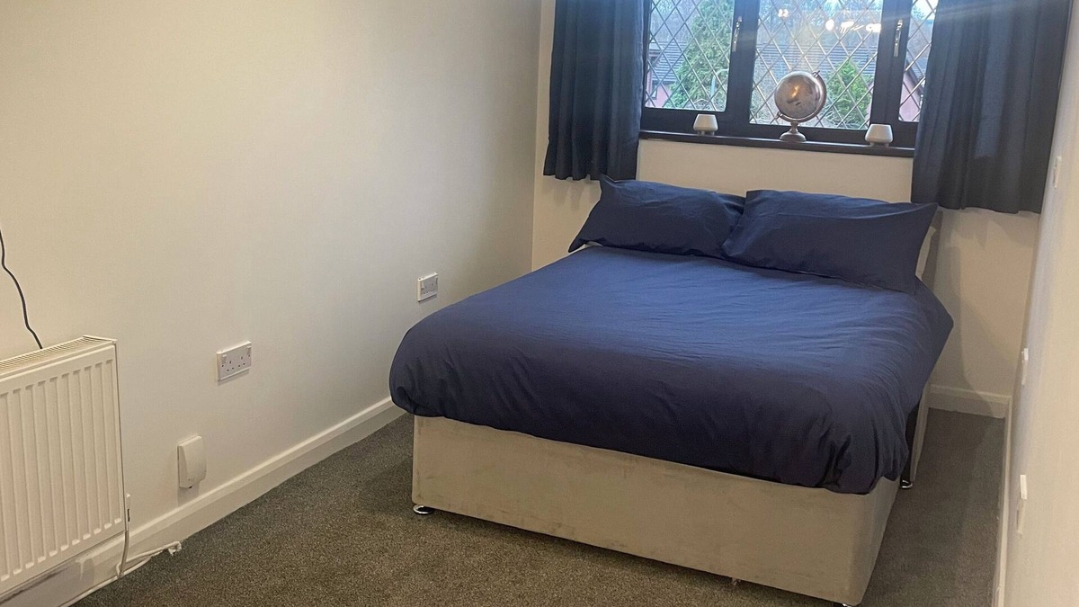 Llansamlet House | Nightly weekly monthly stays in this luxury holiday homen