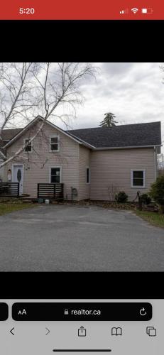 Gananoque House | Niko’s Nest family cottage