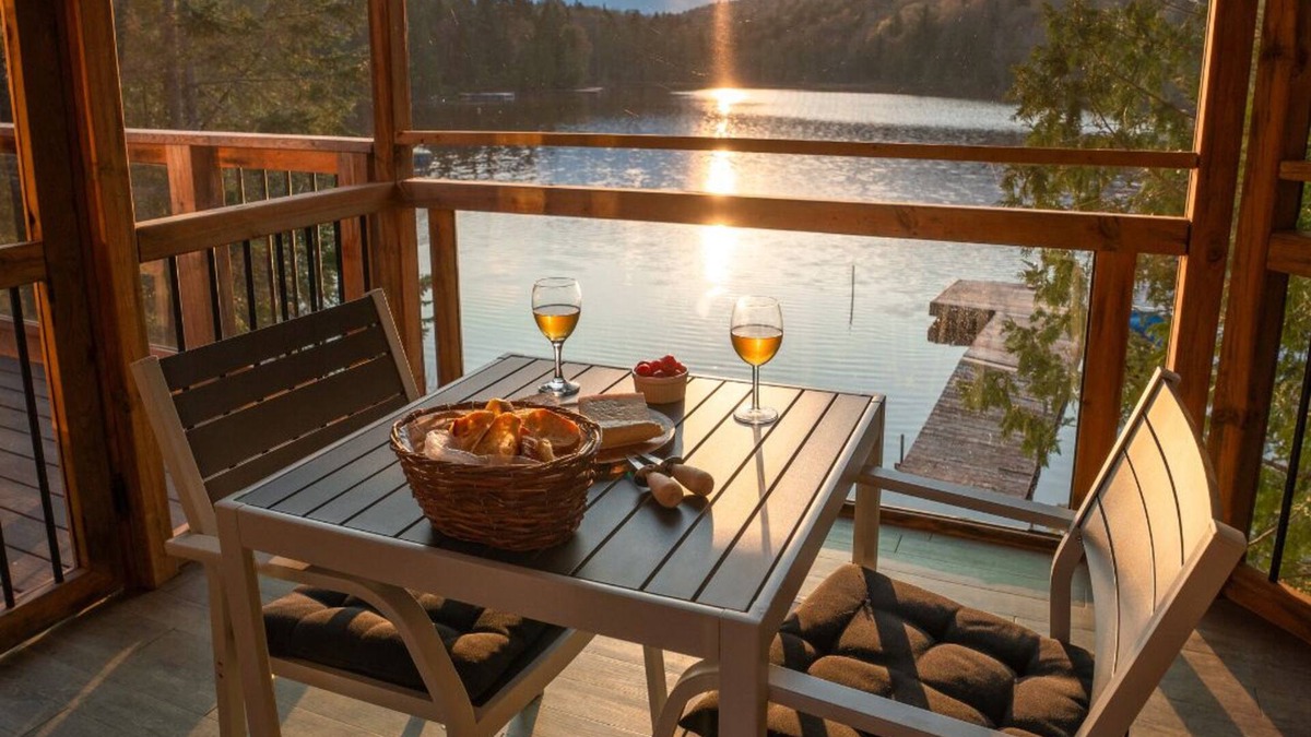 St-Adolphe-d'Howard Ski Chalet | Niksen Cabins for 2 people on the lake