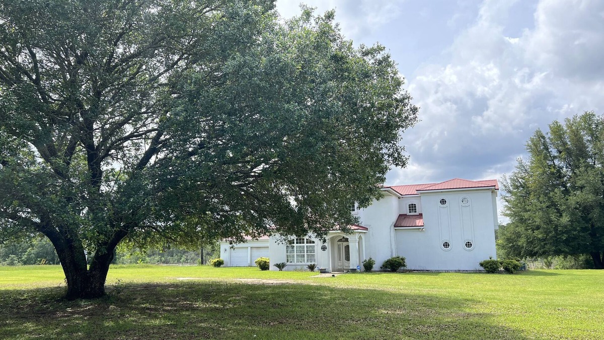 Bonifay House | Nina’s Home Place is a touch of class.