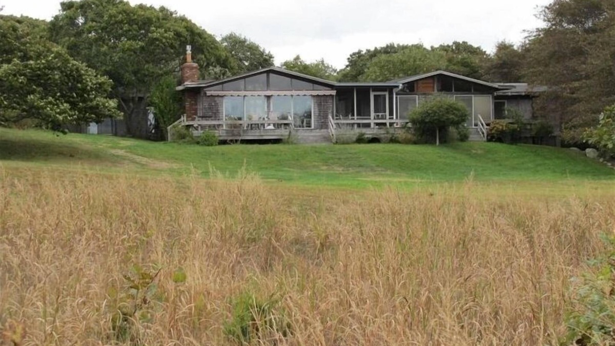 Aquinnah House | Nine Acres Quiet Escape