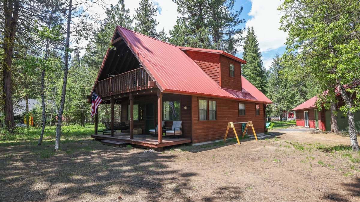 McCall Cabin | Nine Pines Outpost: Pet Friendly, Hot Tub, Game Room, w/Private Treetop Escape.