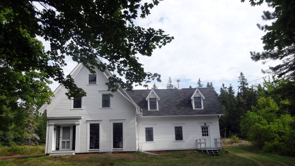 West Tremont House | Nineteen Century Sea Captain's House On The Quiet Side
