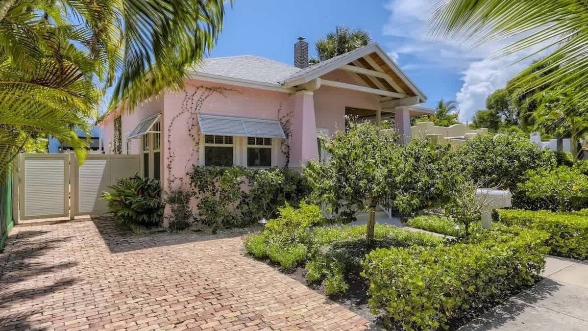 Flamingo Parks House | Nini’s Cottage - Family-Friendly Pool Days & Cabana Nights Await