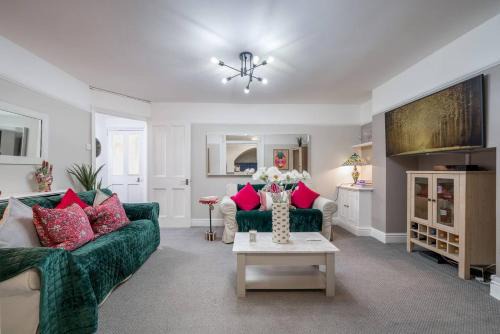 Redcliffe Apartment | Niru Experience Chelsea Oasis With Courtyard