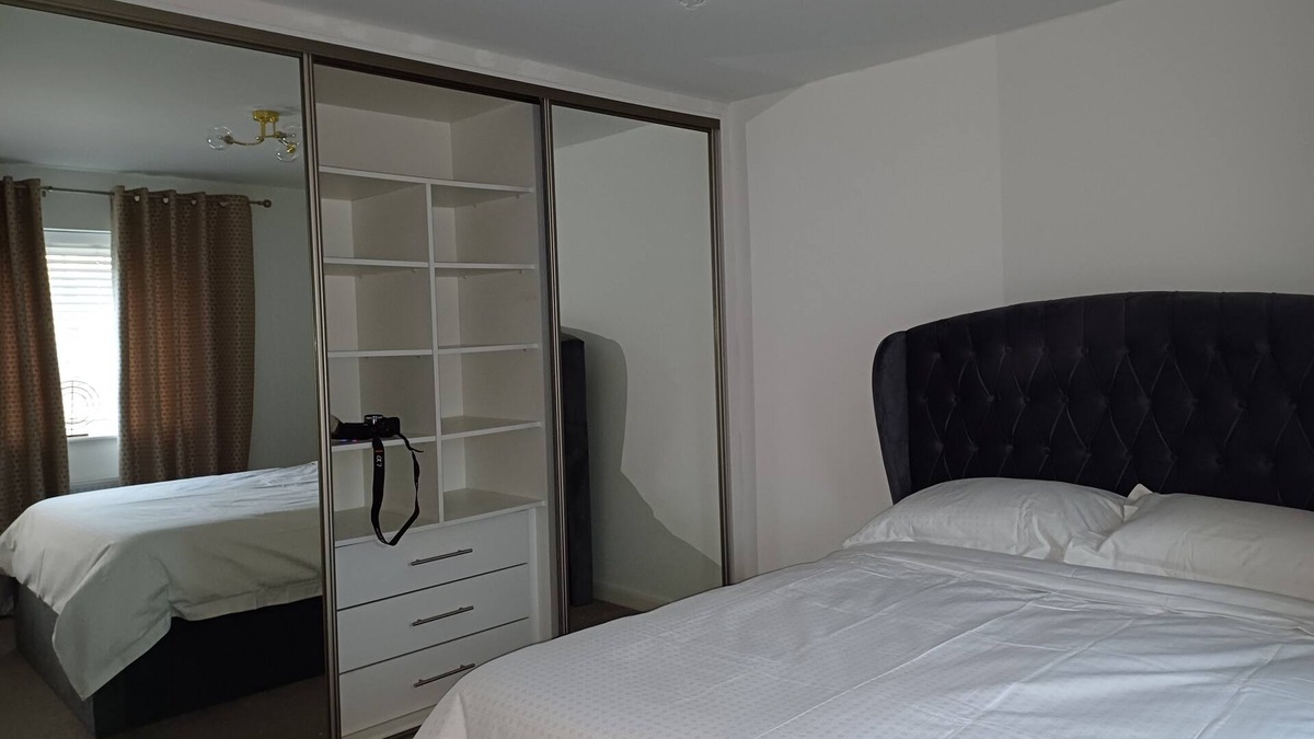 Newport Pagnell House | Nirvarna - Luxury 5-Bedroom, Fast Wifi, Free Parking, Smart TV, Garden