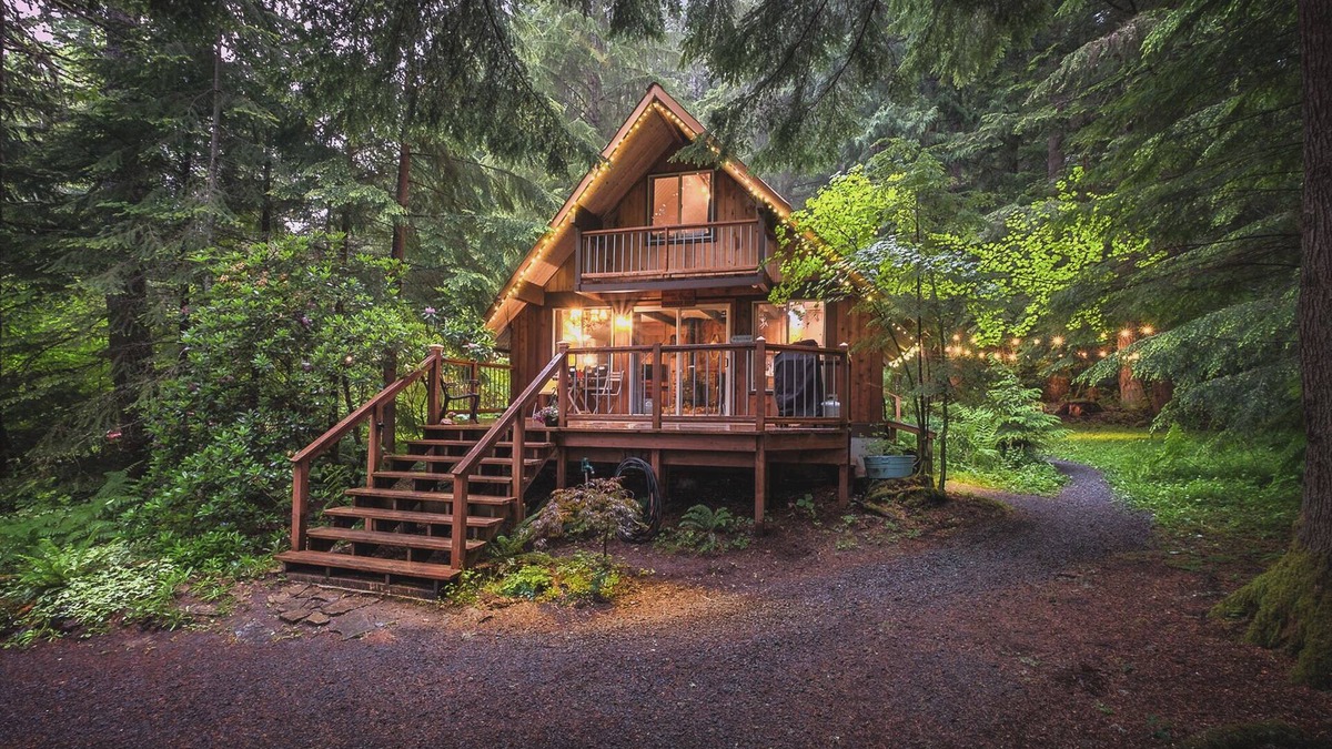 Paradise Estates Cabin | Nisqually Nest Mt Rainier hot tub and sauna