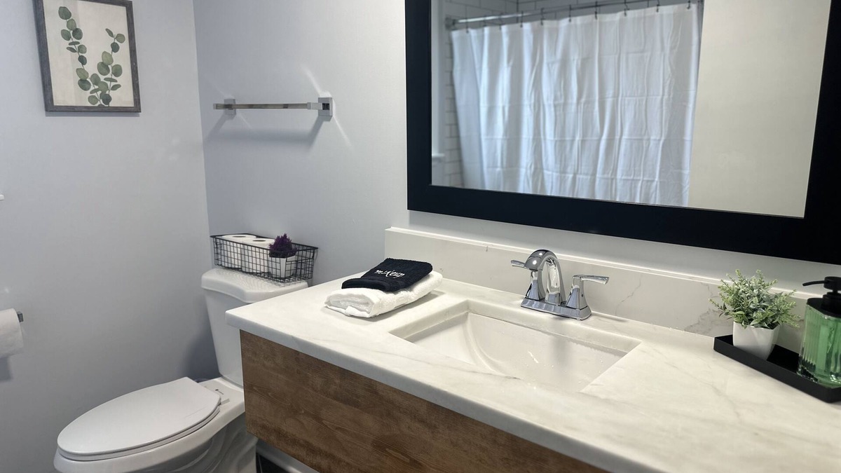 DeKalb House | NIU Coporate and Business Travel Long Term Stays Welcome! 4 BD 3 BA
