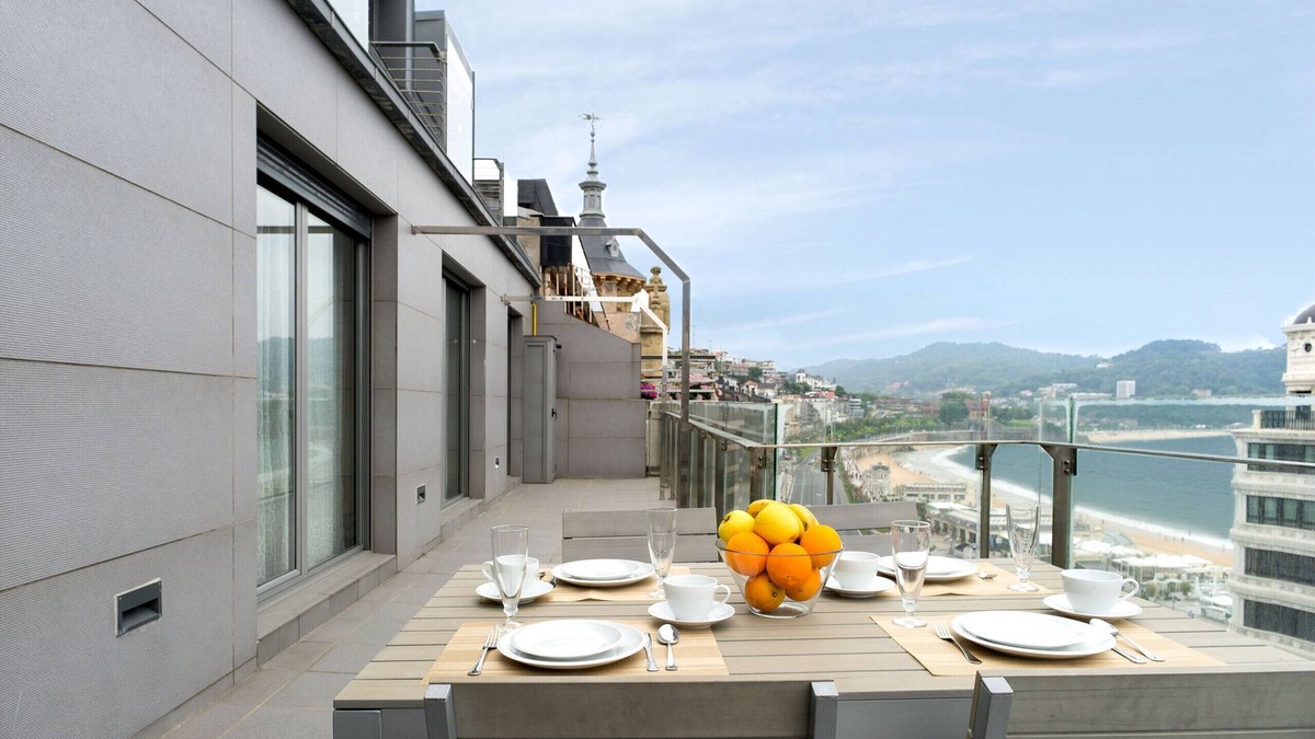 San Sebastian Centro Apartment | NIZA LA CONCHA, terrace with beach views