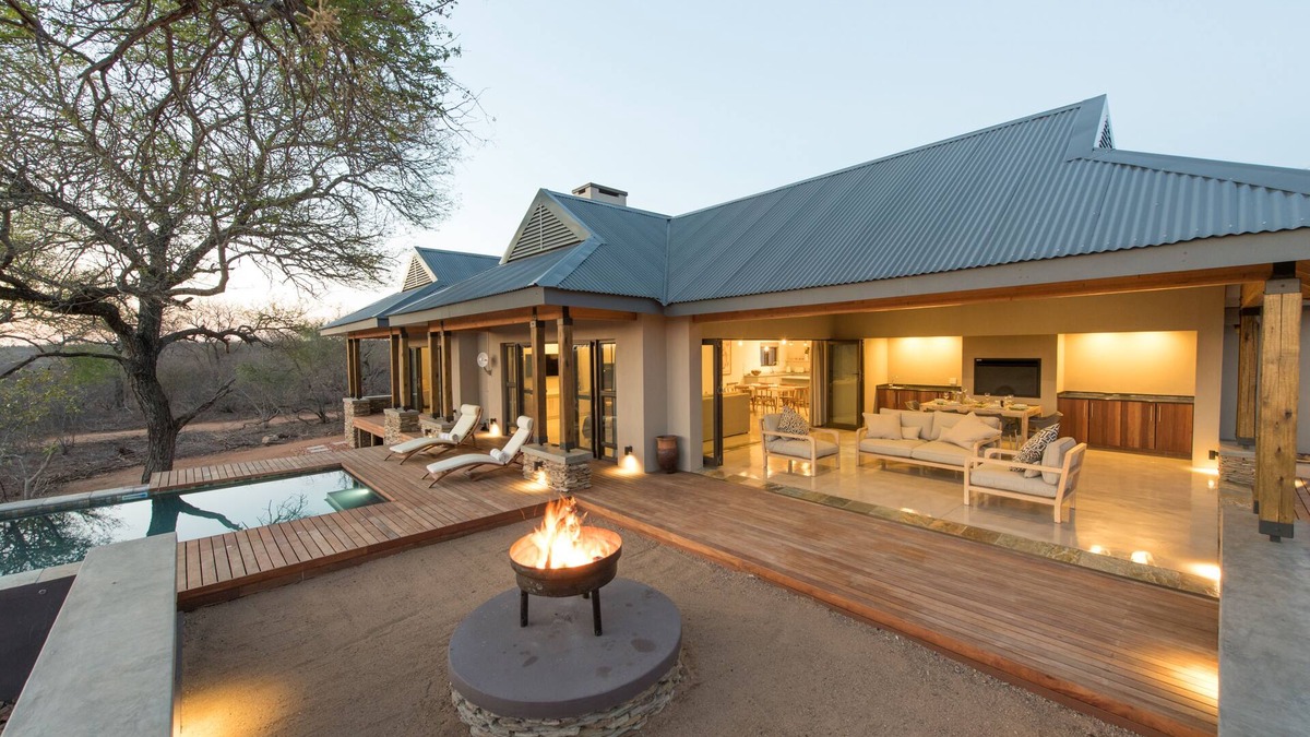 Hoedspruit House | Nkanyi House-luxury eco-friendly house on a wildlife estate near Kruger Park.