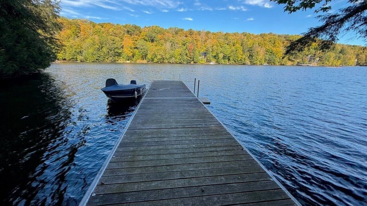 Algonquin Highlands Cottage | nKawagama Shoreline - Log home in a quiet bay on Kawagama Lake