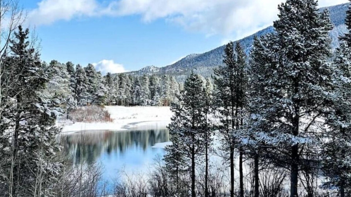 Black Hawk House | nLuxury Lakefront Container Home - Sauna, Fishing, Kayaks & Mountain Views