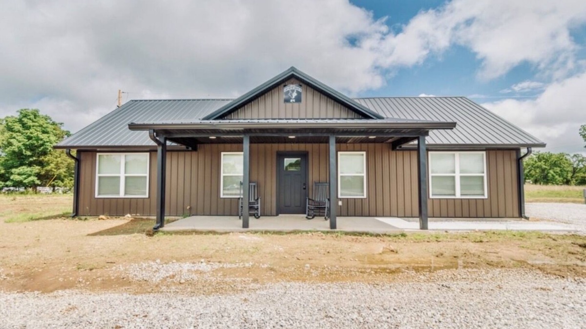 Dallas County House | nNice cabin near Bennett Springs: stocked pond, gated entry, family-friendly!