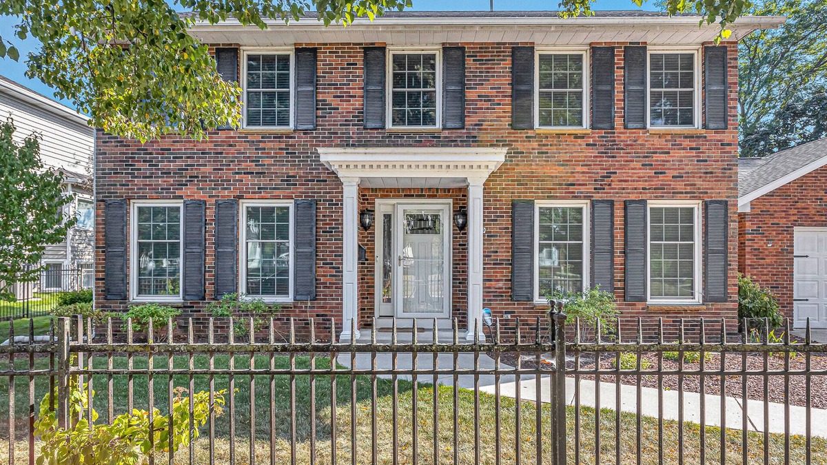 Sheboygan House | nnLuxury Downtown Sheboygan 4BR-2.5 Bath - 3 min walk to beach - Lakeside Legacy