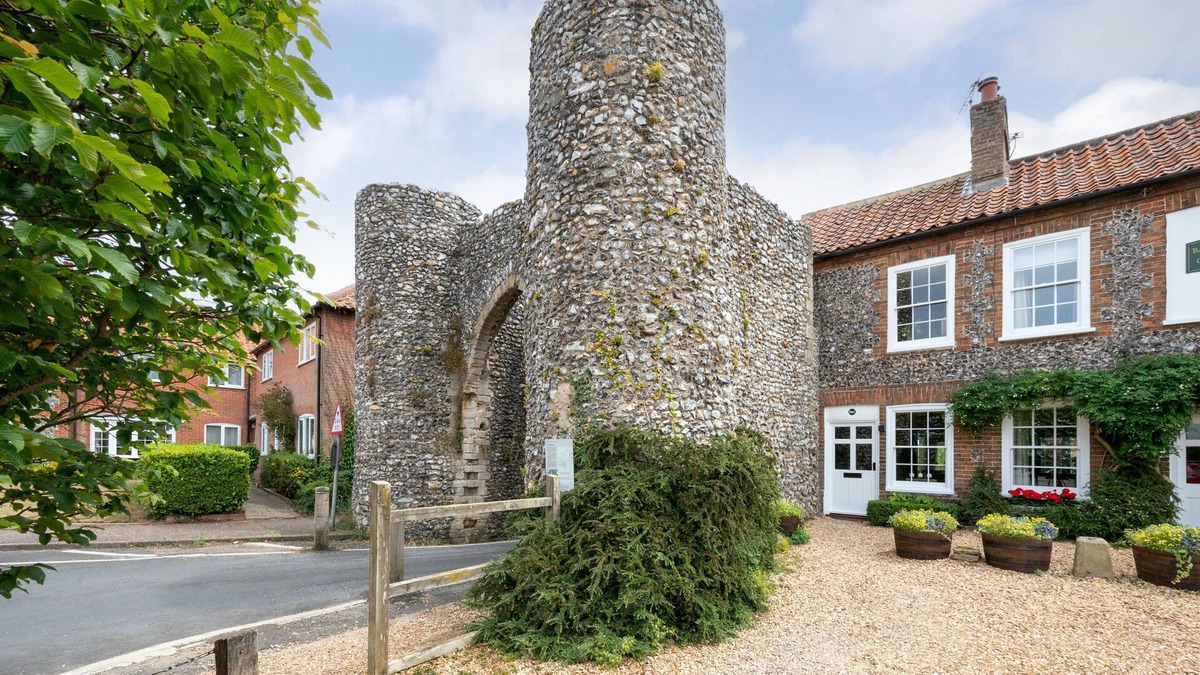 Castle Acre House | No.1 Baileygate Cottages