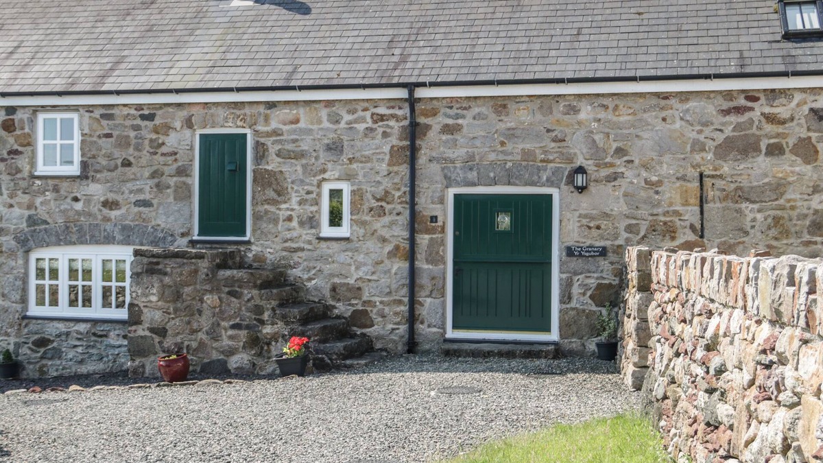 Capel Coch Cottage | NO 1 THE GRANARY, pet friendly, with open fire in Llannerch-Y-Medd