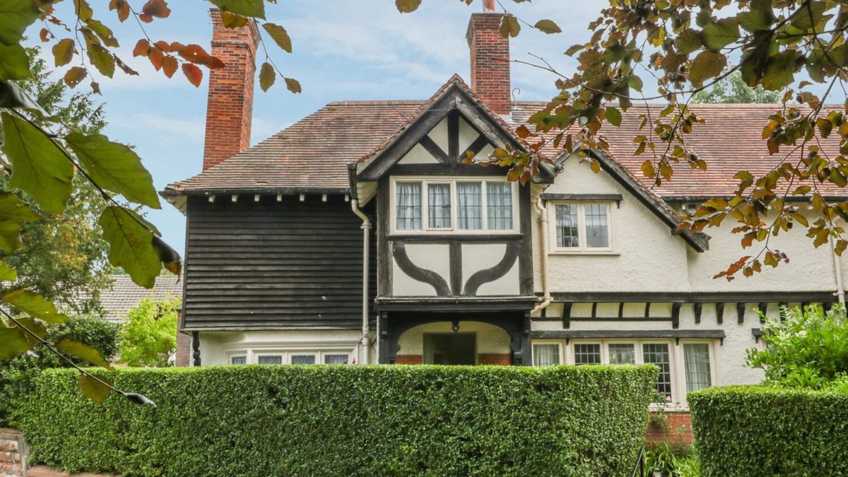 Thornton Hough Cottage | NO. 1 THE ROSERIES, family friendly, with a garden in Thornton Hough