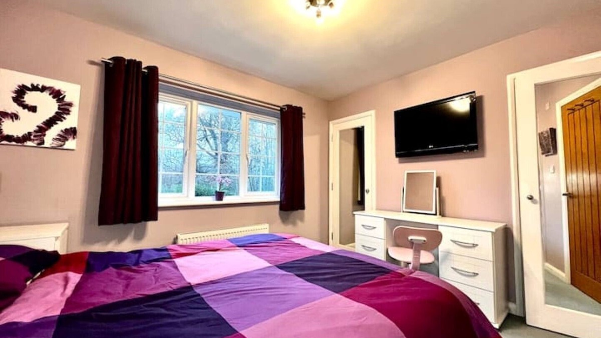 Epsom House | No.10 in Epsom (5 bed house) close to common & Horton Park