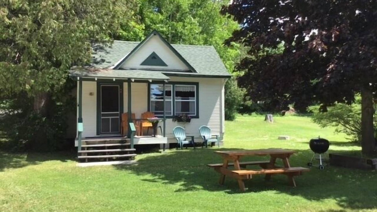 Cedarville Cabin | No. 8 Cabin - Les Cheneaux Landing