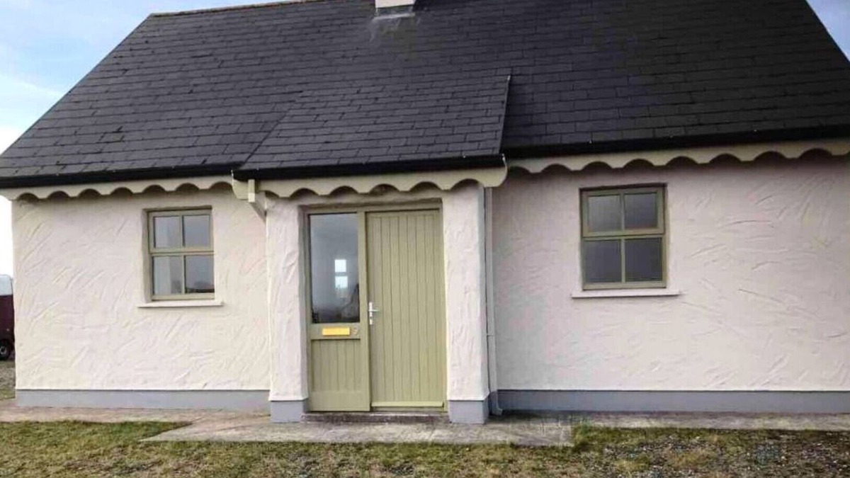 Ballyconneely House | No 9 Leitirshask, Ballyconneely - Full Of Country Living Chic.