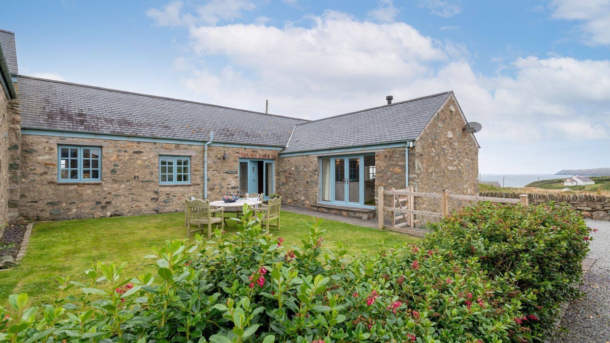 Llanfaethlu Cottage | No. 9 The Dairy - A beachside barn conversion on Anglesey