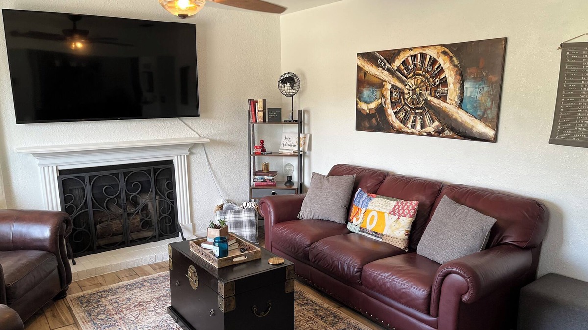 Huntsville Apartment | No chores!/6 guests/⬆️stairs/🦮🐈/WI-FI/alt pay for long stays