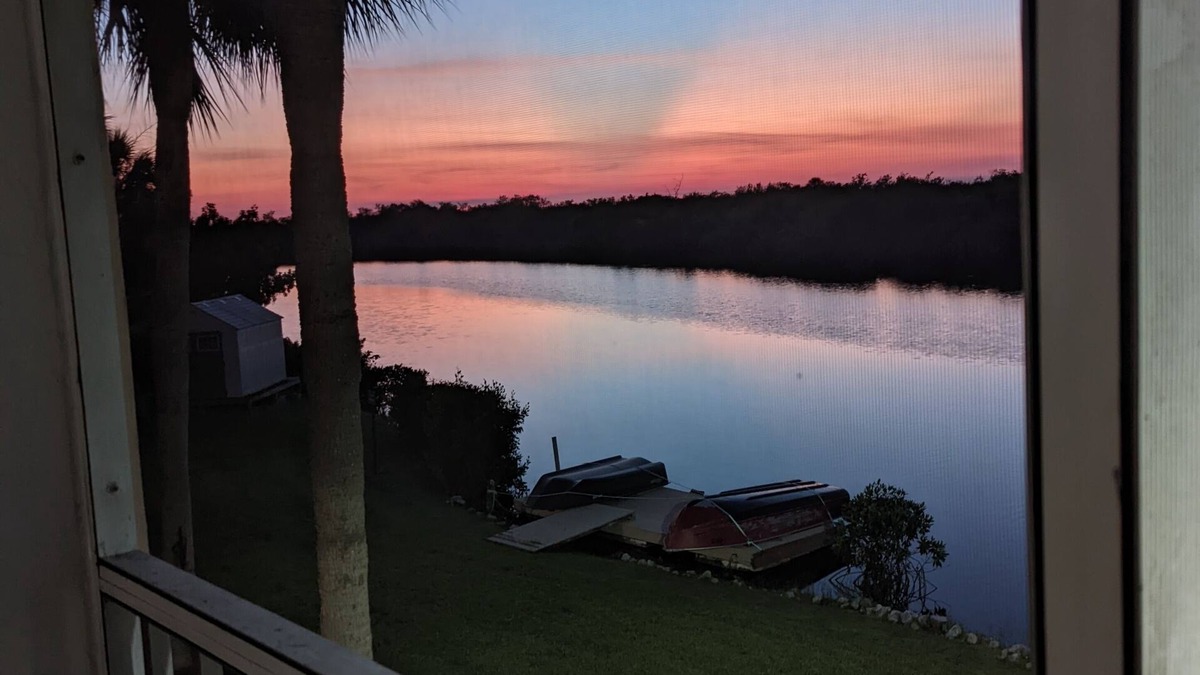 Hammock Bay Condo | NO CHORES! Waterfront .Minutes to world class beaches Marco/Naples