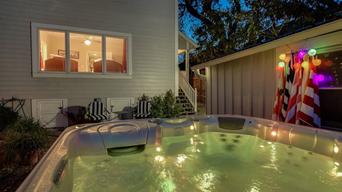 Travis Heights House | No Clean Fee! Graduations! Weddings! 2 Walk to SoCo & DT Hot Tub/Plunge pool