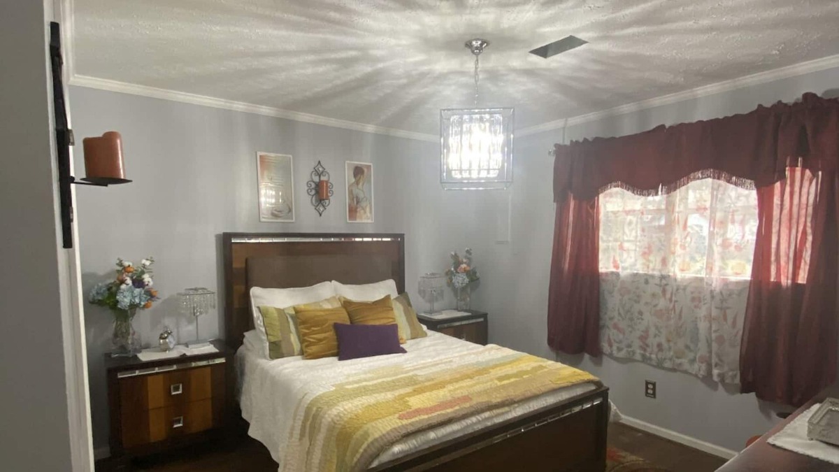 Cochran House | *no cleaning fee* Beautiful 2 bedroom, right in heart of town!