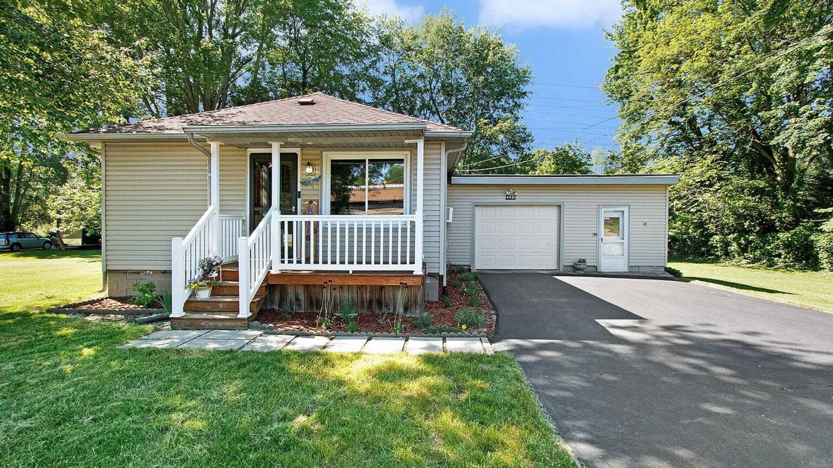 Town of Pines House | No Cleaning Fee! Cozy Cottage in Dunes National Park, Beverly Shores Indiana.