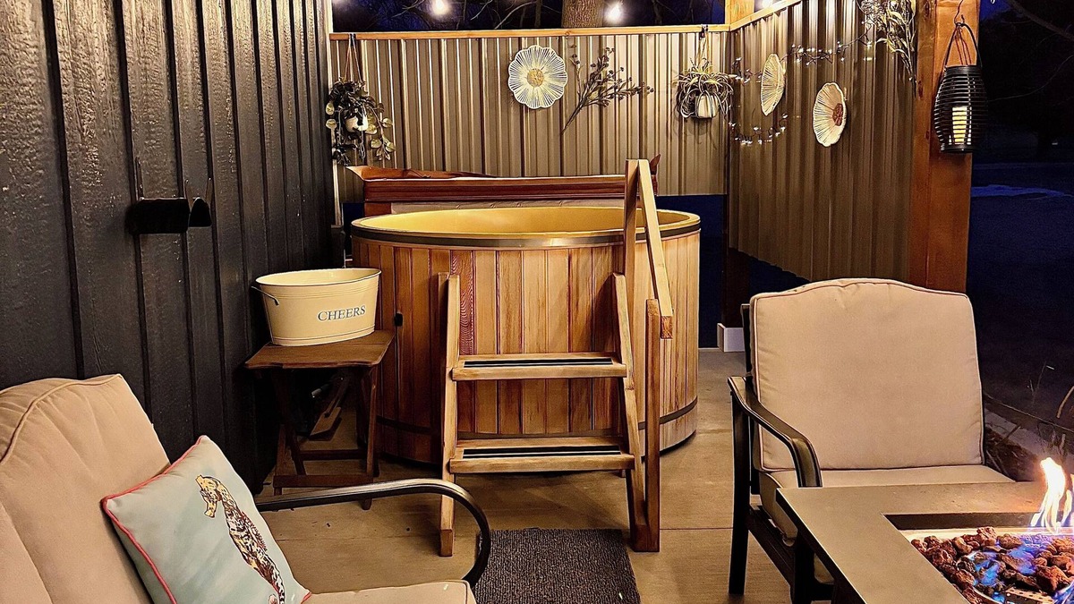 Two Rivers Cottage | No Cleaning Fee. King Bed. Cedar soaking Hot Tub, 5min walk to Beach