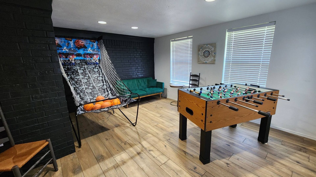 Oklahoma City House | NO Cleaning Fee - Spacious House close to lake and parks! Sleeps 10