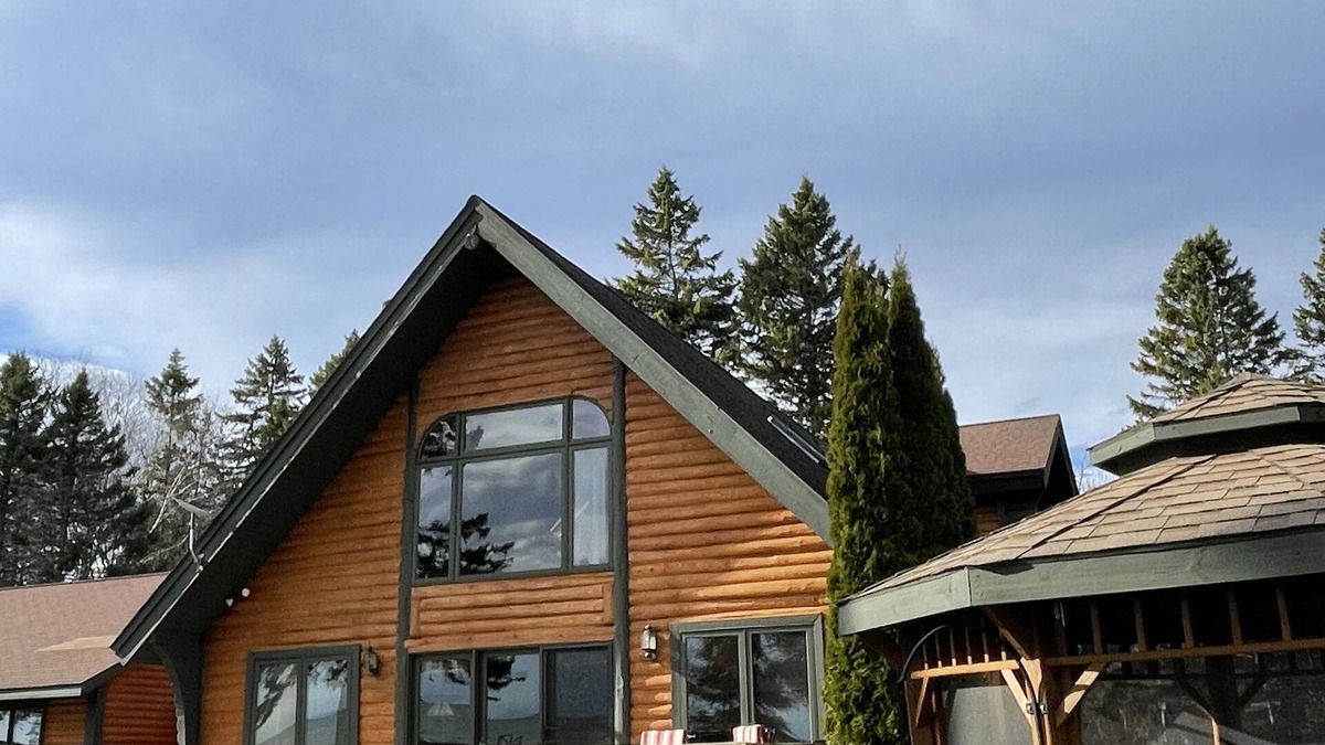 Nadeau Cabin | NO cleaning fees, wood provided-Majestic Log Home on shores of Lake Michigan