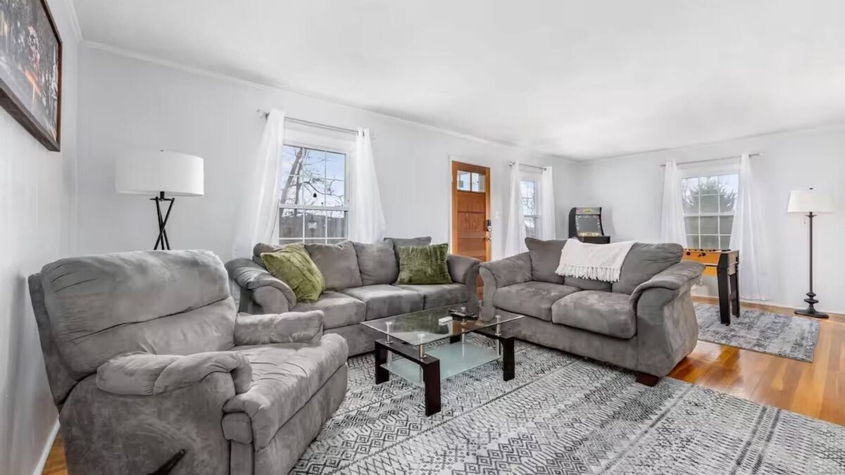 Bristol House | No cleanup chores-Fenced yard, arcade, fire pit, close to casino, I81, downtown.