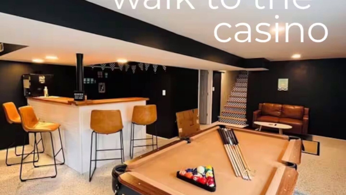 Bristol House | No cleanup chores-Fenced yard, fire pit. Close to I81, downtown. Walk to casino.