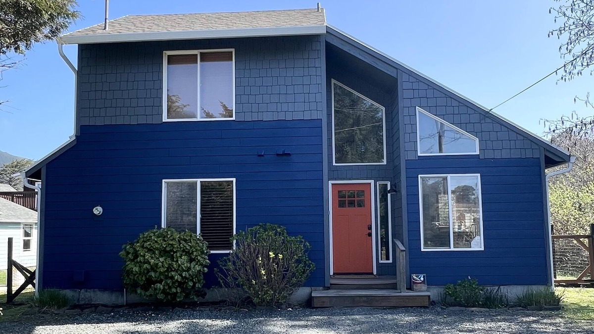 Rockaway Beach House | No Host Fees! Lovely, well equipped, dog friendly home, 3 blocks from the beach!