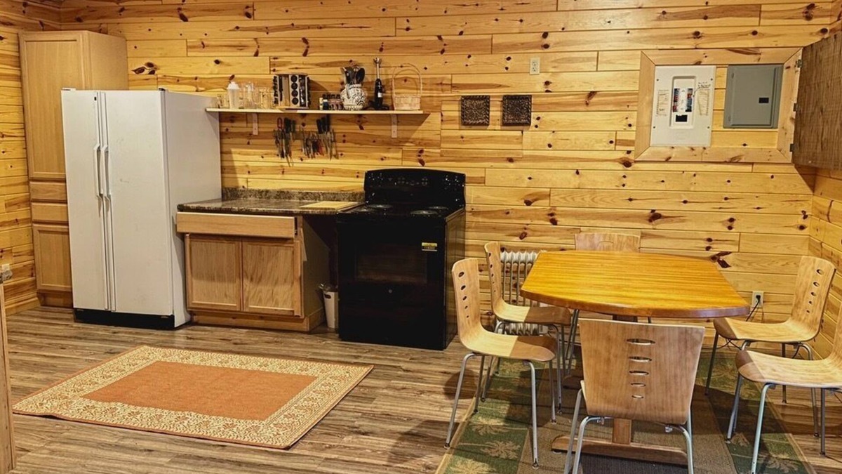 Algoma District House | No neighbors, 2 km Lake Superior and river shoreline, 1,800 sq ft house